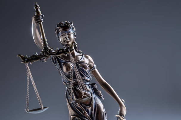 Rechtsstaatlichkeit. Bronzestatue Dame Gerechtigkeit mit Waage und Schwert - Foto, Bild