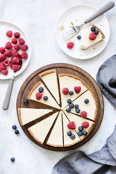 Classic New York cheesecake with fresh berries, top view - Foto, afbeelding