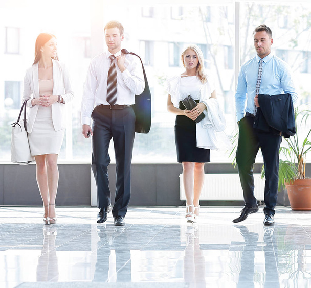 business people standing in the lobby of the modern office. - Foto, imagen