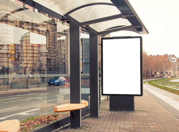 Cartelera, pancarta, vacía, blanca en la parada de autobús
 - Foto, Imagen