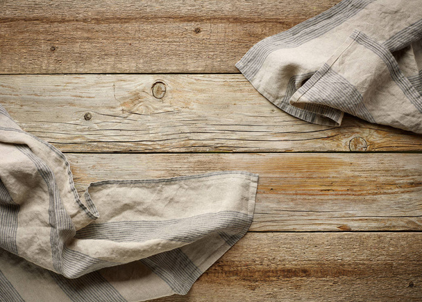 servilleta de lino sobre fondo de madera
 - Foto, imagen