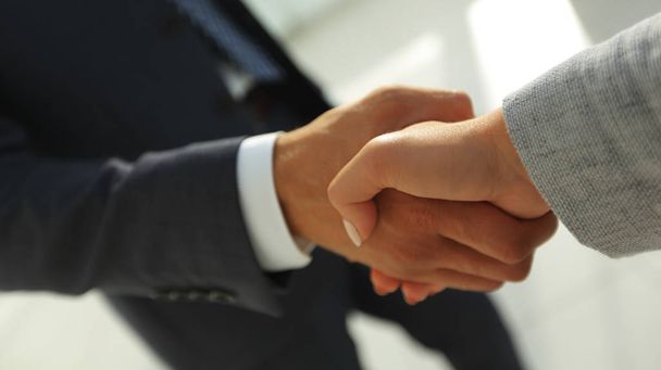 Empresário sorridente animado apertando a mão parceiro na reunião
, - Foto, Imagem