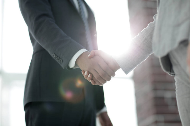 Geschäftsleute schütteln vereinzelt Hände auf weißem Hintergrund - Foto, Bild