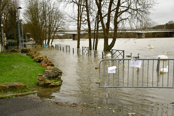 Les Mureaux; Francie - 29 ledna 2018: vzestup hladiny vody řeky Seiny - Fotografie, Obrázek