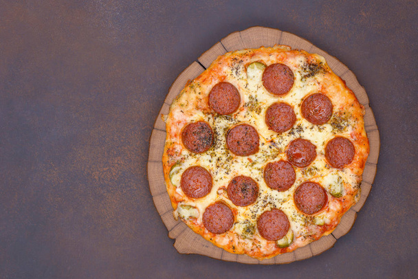 Pizza com peperoni
 - Foto, Imagem