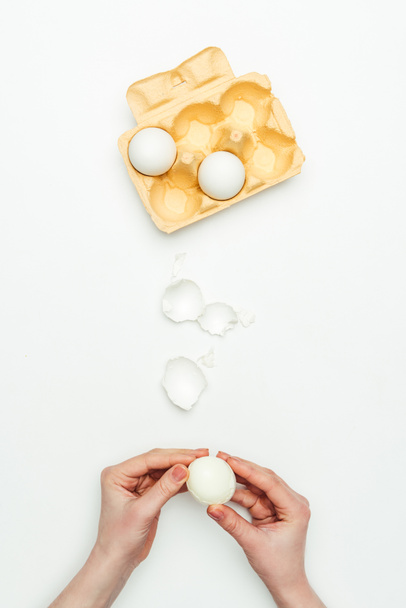 剥離の女性のトリミングされた画像は、白で隔離卵を調理します。 - 写真・画像