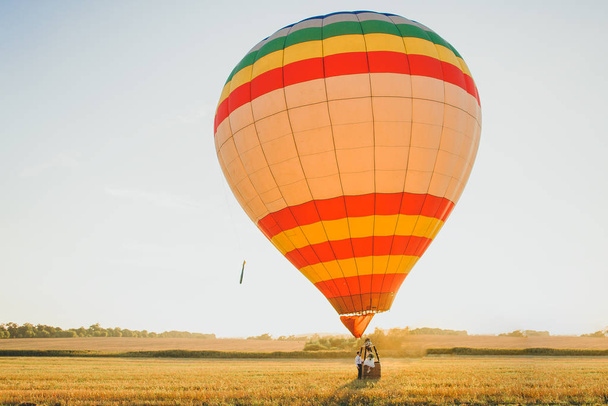 Воздушный шар в середине поля летом
 - Фото, изображение