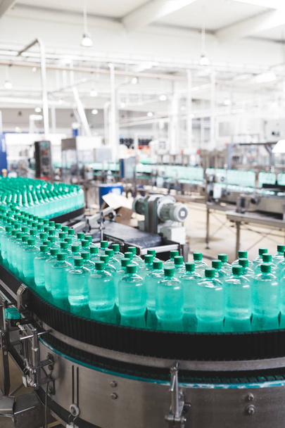 瓶詰め工場 - 水処理とボトルに純粋なミネラル炭酸水を瓶詰めの充填ライン - 写真・画像