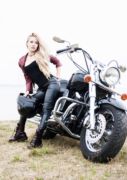 Νεαρή όμορφη γυναίκα εξωτερική με μοτοσικλέτα. - Φωτογραφία, εικόνα