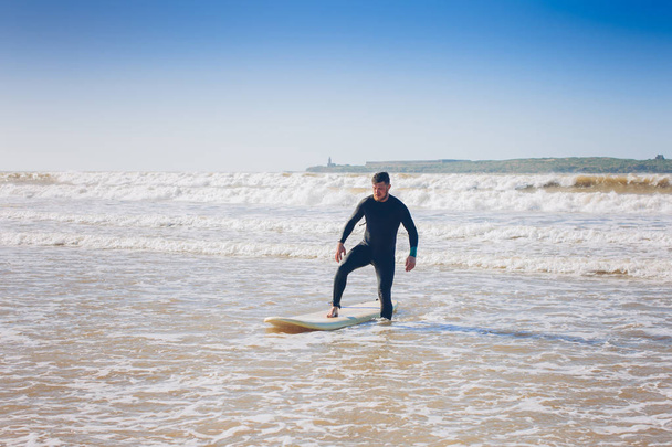 Surfing on the ocean feels free - Foto, Imagen