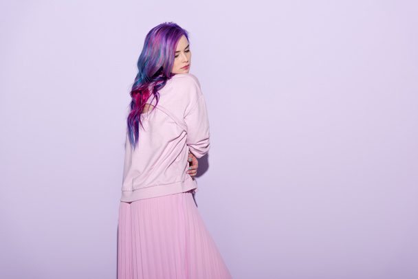 bella giovane donna con i capelli colorati su rosa
 - Foto, immagini