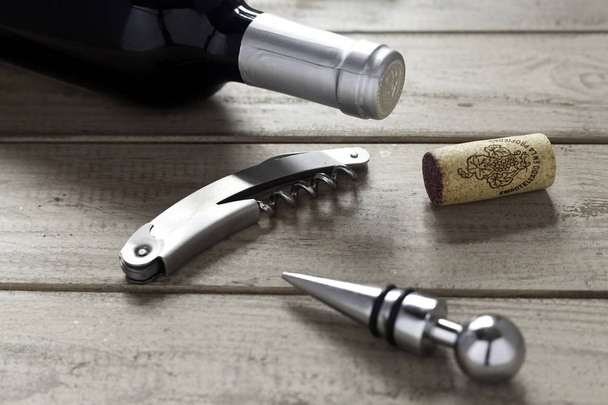 wine bottle, cork and corkscrew - Foto, Imagen