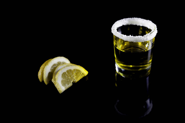 shot Tequila z cytryny na czarny - Zdjęcie, obraz
