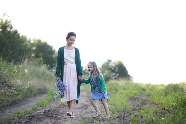 Matka s dcerou kráčející po cestě - Fotografie, Obrázek