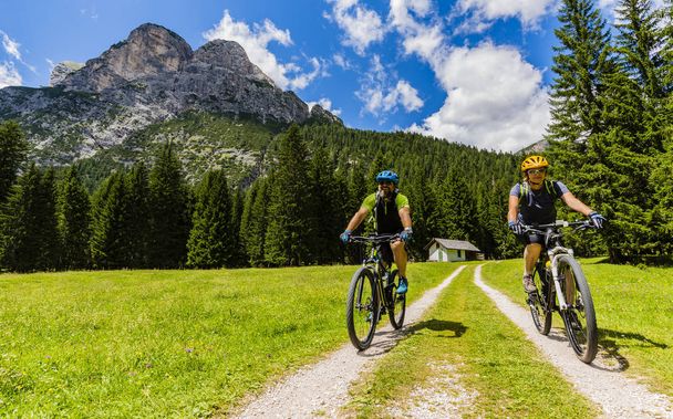 Górskie Kolarstwo rodziny z rowerami na torze, Cortina d'Ampezzo, D - Zdjęcie, obraz