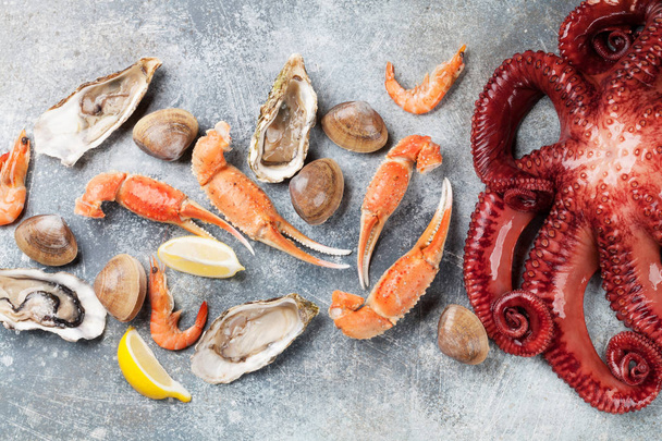 Ryby i owoce morza. Ośmiornica, ostrygi, homary, krewetki, małże, gotowanie. Widok z góry - Zdjęcie, obraz