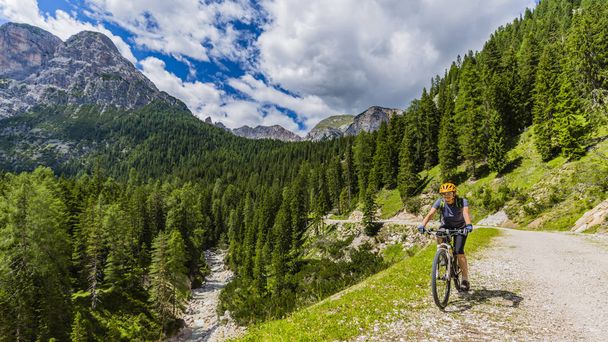 Tourist cycling in Cortina d 'Ampezzo, stunning rocky mountains o
 - Фото, изображение