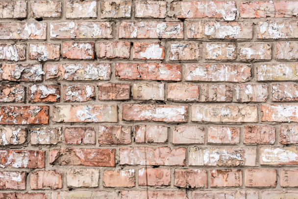 Old wall with broken bricks background - Foto, afbeelding