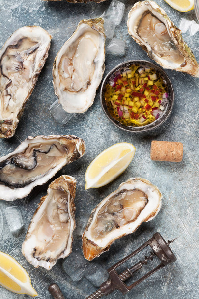Verse oesters op stenen tafel. Bovenaanzicht - Foto, afbeelding