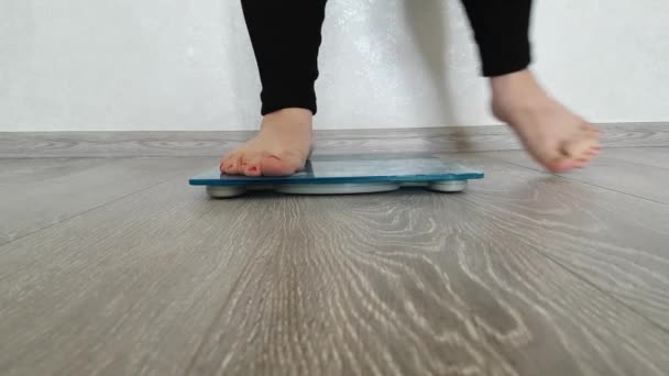 γυναικεία πόδια είναι σχετικά με τις κλίμακες - Πλάνα, βίντεο