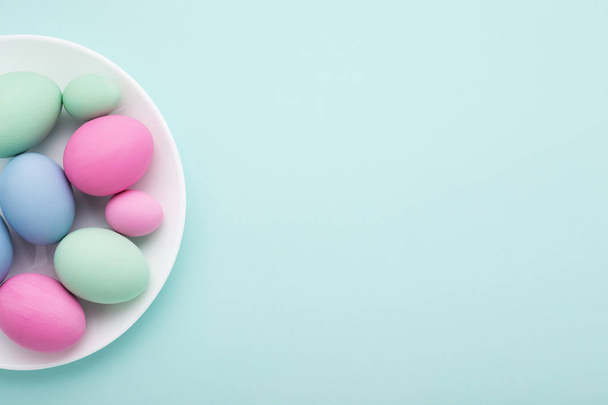 Minimal Easter card of eggs & plate on blue - Fotografie, Obrázek