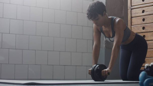 mladí fit a tón se žena, která dělá fitness cvičení v slunném podkroví - Fotografie, Obrázek