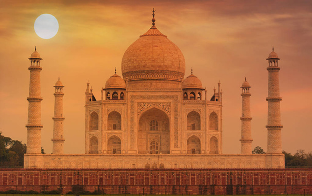 Untypischer Blick auf das berühmte Taj Mahal-Grab in Indien - Foto, Bild