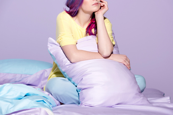 Schnappschuss einer nachdenklichen jungen Frau, die im Bett sitzt - Foto, Bild