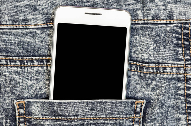 Primer plano Bussines moda elegante teléfono inteligente pantalla copia espacio blanco móvil en pantalones vaqueros negros bolsillo trasero vaquero Hipster
  - Foto, imagen