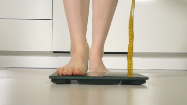 zemin üzerinde ölçekler üzerinde duran kadın ayakları - Video, Çekim