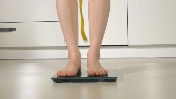 πόδια της γυναίκας που στέκεται στις κλίμακες στο πάτωμα - Πλάνα, βίντεο