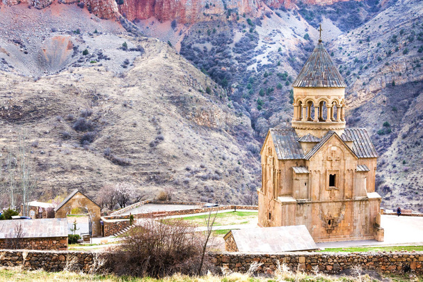Medieval armenian Noravank monastery complex against red mountains, Armenia - Foto, Imagen