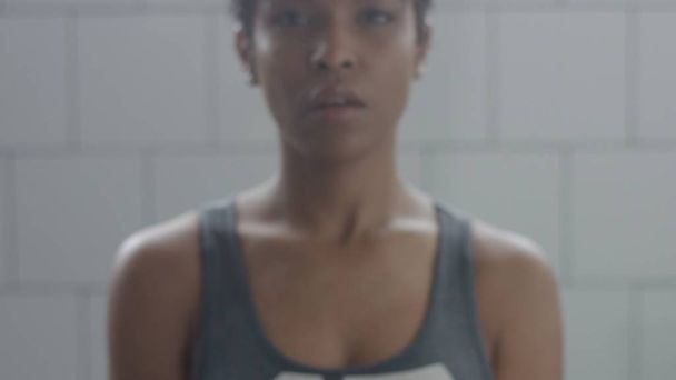 zwarte vrouw portret tijdens gewicht opleiding close-up met foucus aan kant met gewicht - Foto, afbeelding