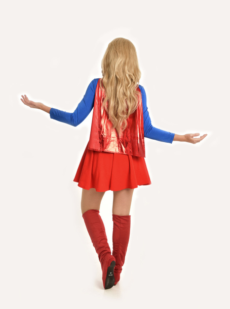 retrato de longitud completa de chica bonita con traje de superhéroe, pose de pie, aislado en el fondo del estudio blanco
. - Foto, Imagen