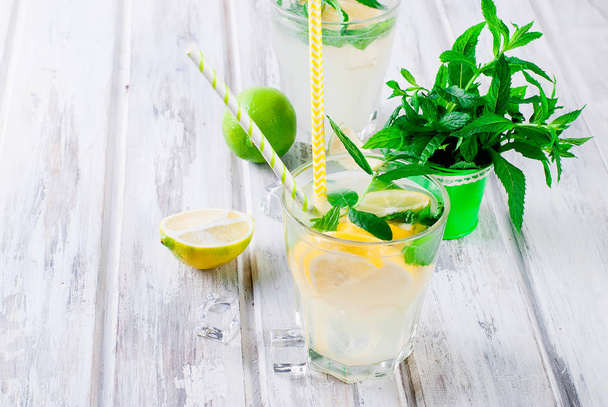 Lemonade in glass with ice and mint  - Foto, afbeelding