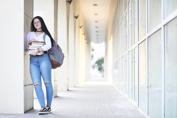 Κορίτσι φοιτητής στο δρόμο με τα βιβλία - Φωτογραφία, εικόνα