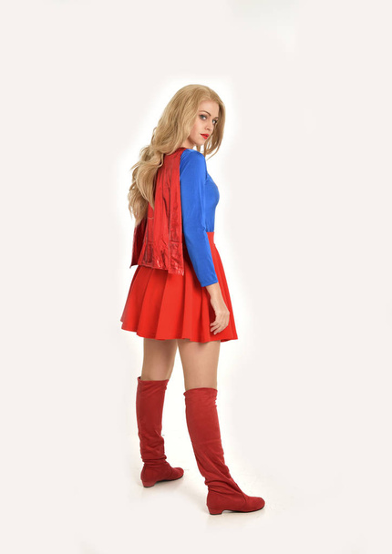 retrato de longitud completa de chica bonita con traje de superhéroe, pose de pie, aislado en el fondo del estudio blanco
. - Foto, Imagen