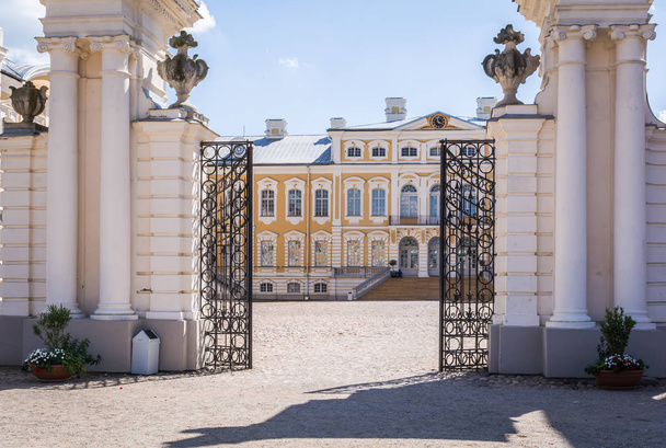 Vista al palacio Rundale a través de puertas. El palacio es uno de los principales destinos turísticos de Letonia
. - Foto, Imagen