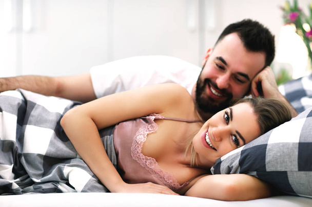 Adulto pareja atractiva en la cama
 - Foto, imagen