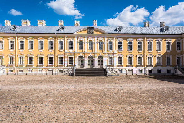Дворец Рундале в Латвии. Дворец является одним из главных туристических направлений Латвии
. - Фото, изображение