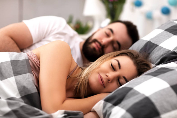 Доросла приваблива пара в ліжку
 - Фото, зображення