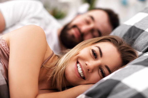 Volwassen aantrekkelijke echtpaar in bed - Foto, afbeelding