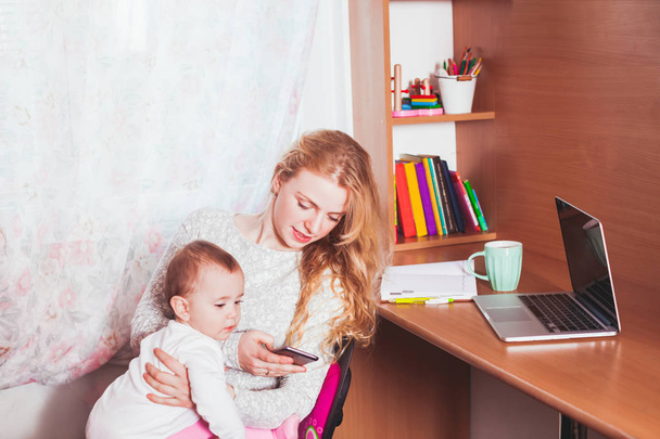 Freelance worked mom with baby - Fotoğraf, Görsel