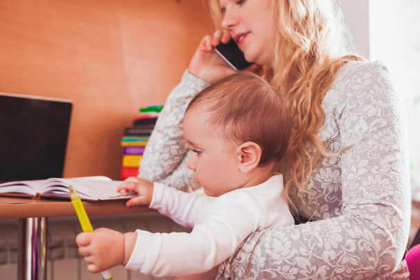 Freelance worked mom with baby - Fotografie, Obrázek