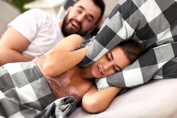 Couple adulte souffrant de ronflement problème au lit
 - Photo, image