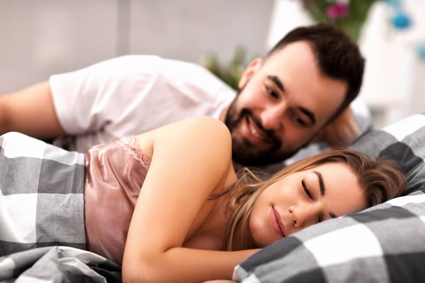 Adulto casal atraente na cama
 - Foto, Imagem