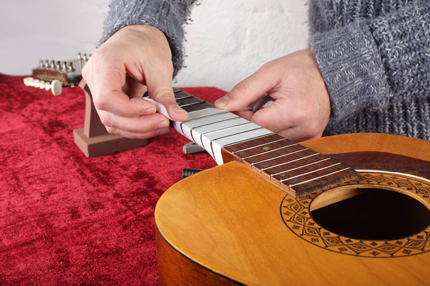 Gitar tamir ve Servisi - işçi hazırlık yapıştırma perdeler,  - Fotoğraf, Görsel