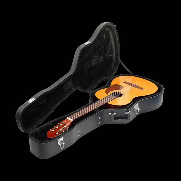 Muziekinstrument - klassieke gitaar hard case zwarte achtergrond - Foto, afbeelding