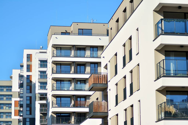 Detalles de edificio de apartamentos con balcones
. - Foto, imagen