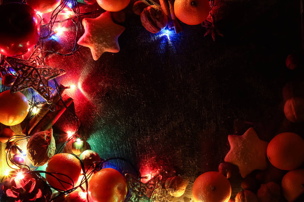 Υπόβαθρο των διακοσμήσεων Χριστουγέννων και δώρα με πολύχρωμα - Φωτογραφία, εικόνα